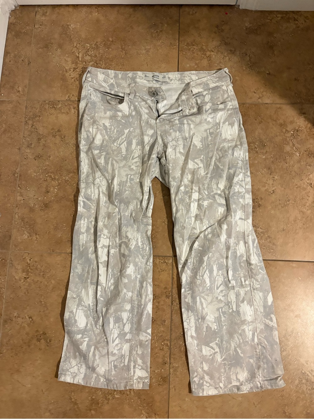 Hollister White and Light Gray Low-Rise Baggy Jeans